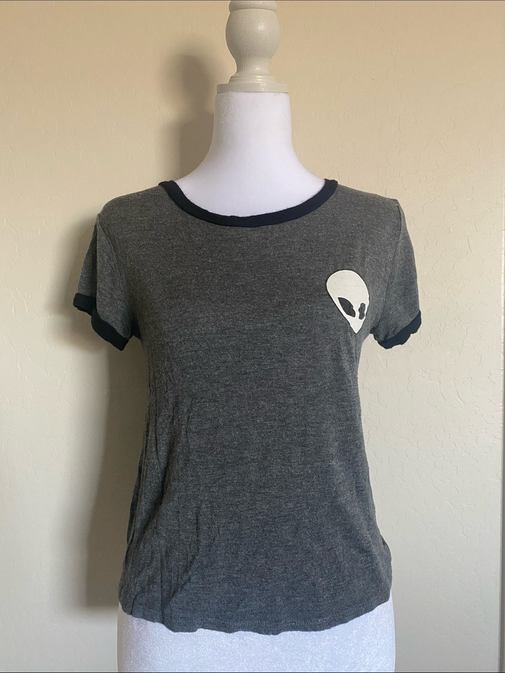 Junior’s Small Gray Alien Graphic Tee